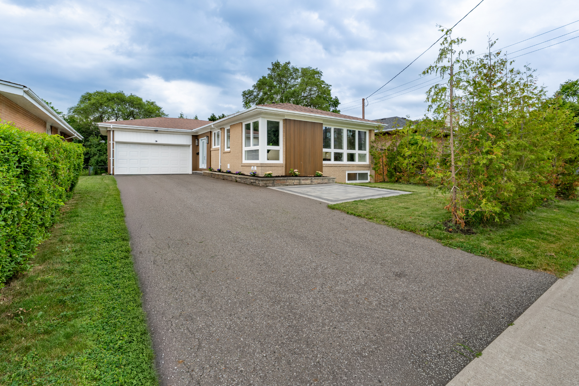 Manicured front yard and curb appeal of the residence